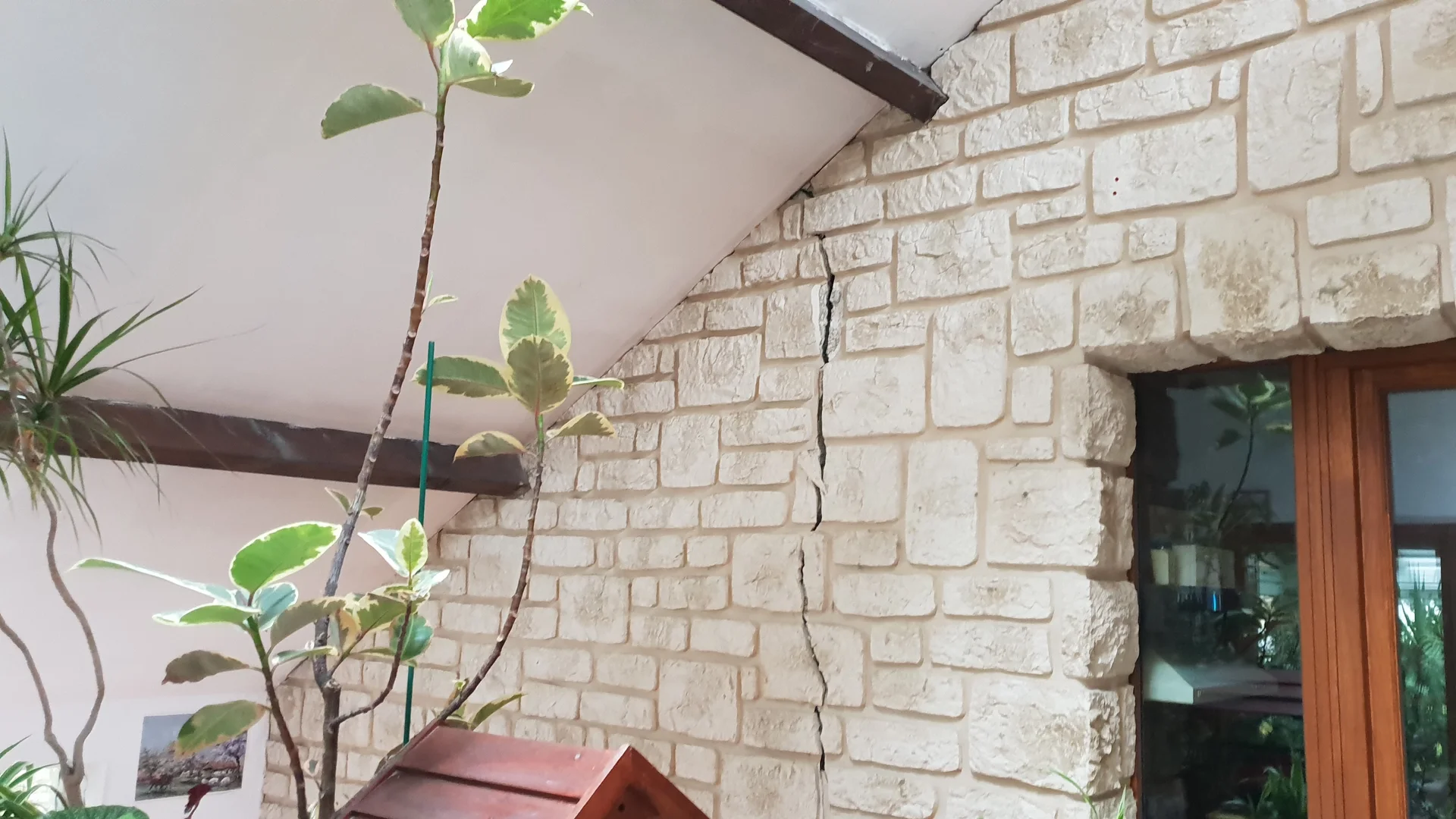 Expert réalisant un diagnostic professionnel